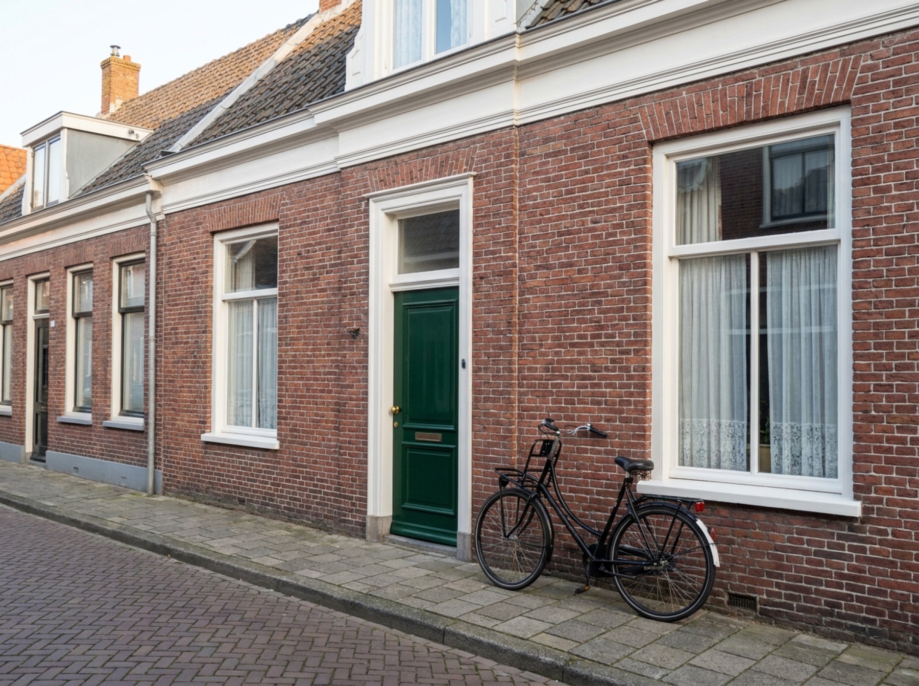 Groningse gevel met verse voordeur en witte kozijnen